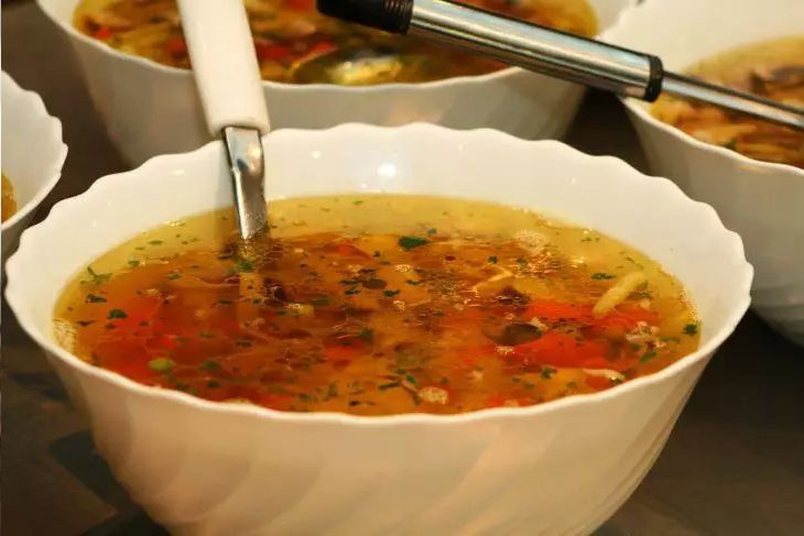Какой ингредиент добавить в суп, чтобы он не скис: кухонный лайфхак