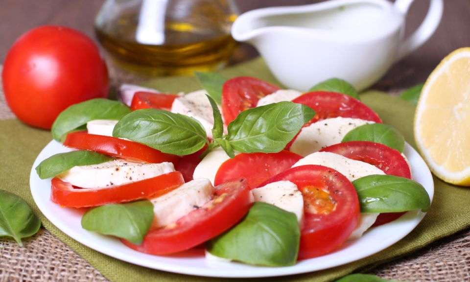 Салат Капрезе: секреты приготовления идеального блюда от шеф-поваров