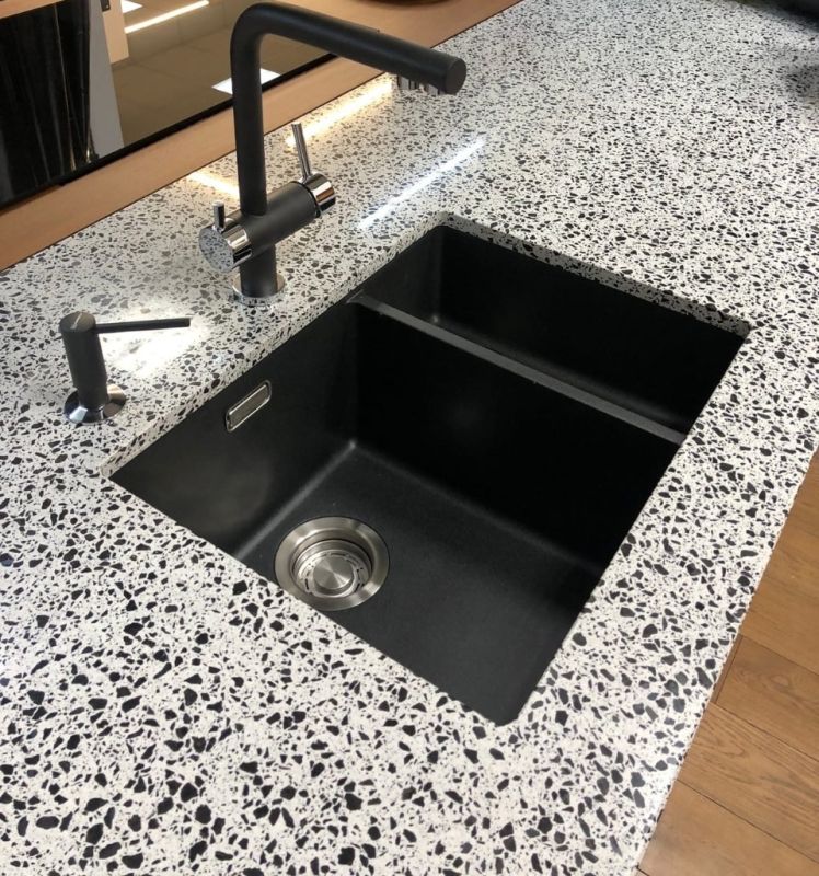 Как избежать белых разводов на черной каменной мойке: советы по уходу