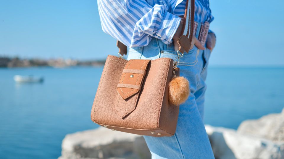 Не спешите нести сумки и обувь в мастерскую: это дамское средство быстро вернет им презентабельным вид