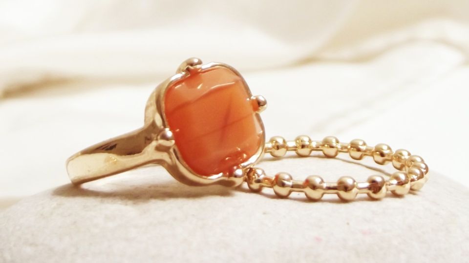 Потемневшая бижутерия засверкает ярче золота: вернуть блеск поможет один продукт