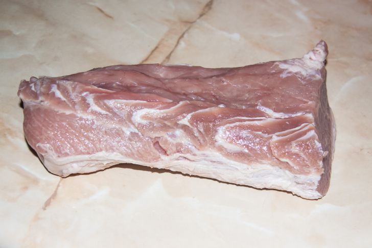 Почему нельзя размораживать мясо в горячей воде: нужно знать всем