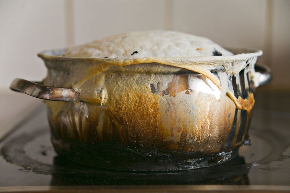 Пригоревшие кастрюли вмиг заблестят: опытные хозяйки знают этот секрет