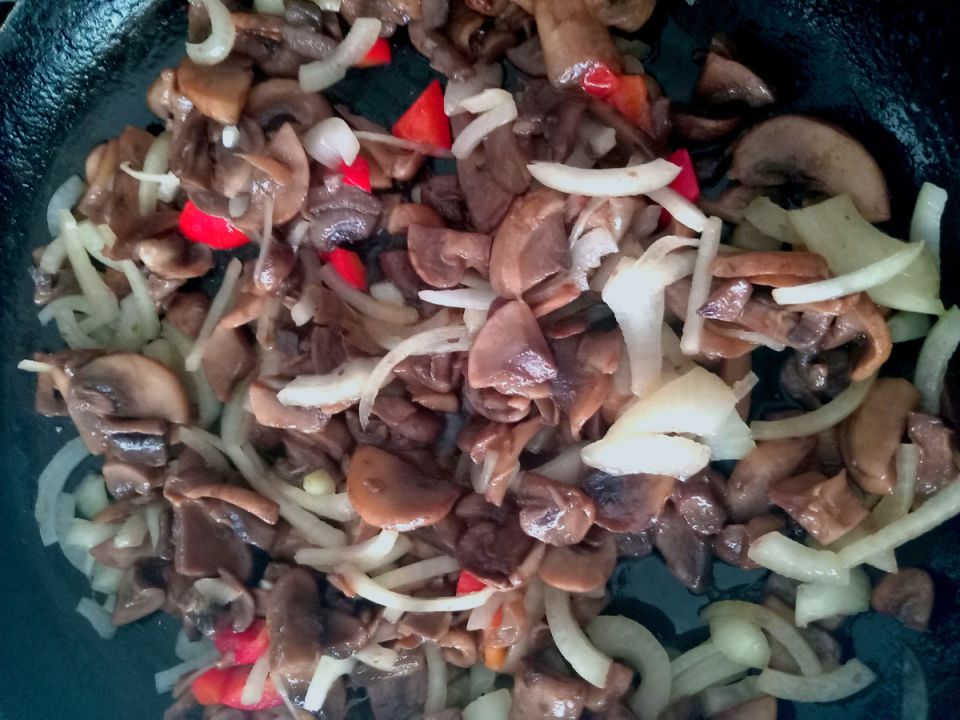 Забудьте о скучных ужинах: легкий и ароматный картофельный обед с грибами