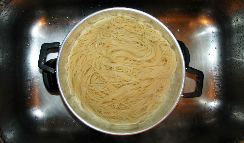 Макароны перестанут слипаться во время варки: поможет правильно подобранная посуда