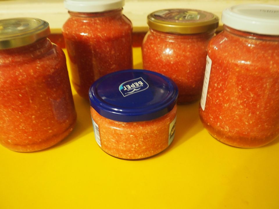 Аджика с хреном без варки: быстрая и пикантная закуска для осеннего стола