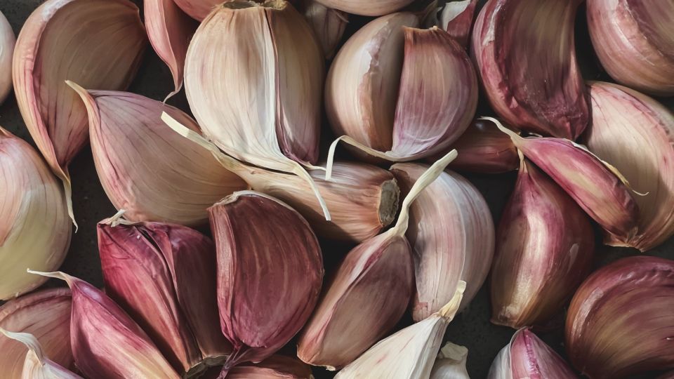 Спасти блюдо, если переборщили с чесноком, реально: нужно добавить этот продукт