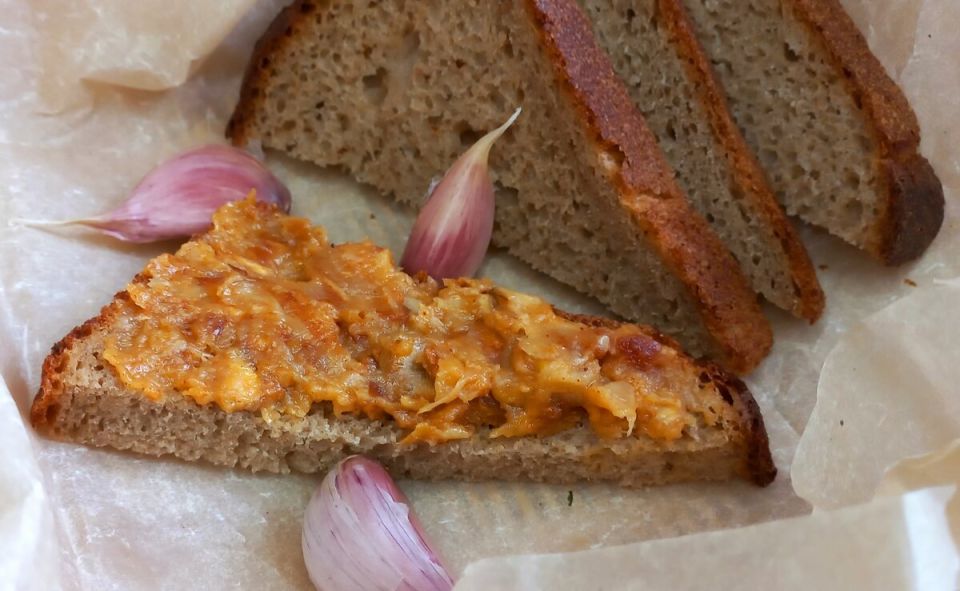 Восхитительное сочетание: паста из запеченного чеснока с паприкой