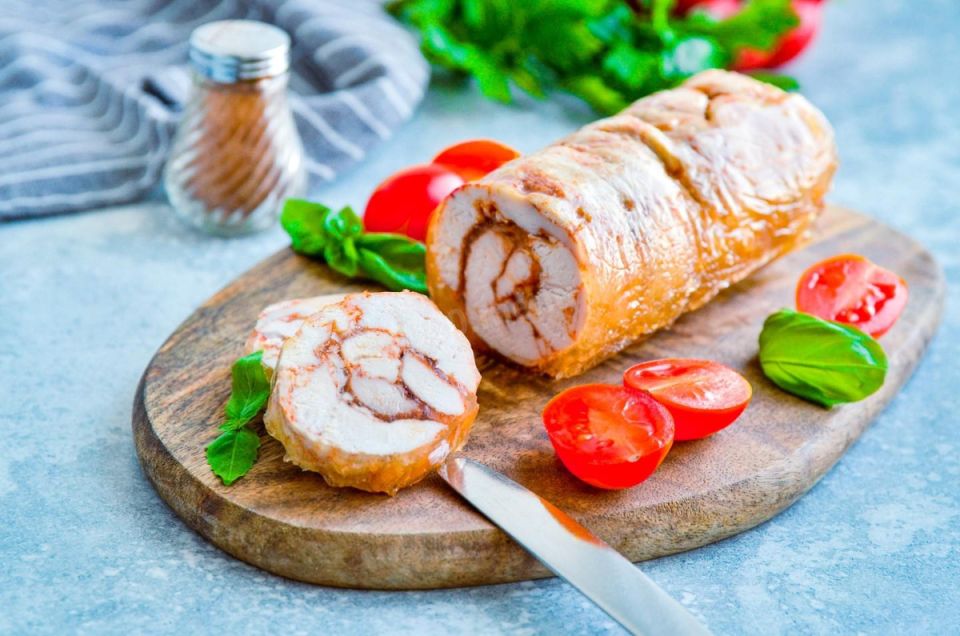 Праздничный куриный рулет: волшебство новогоднего стола