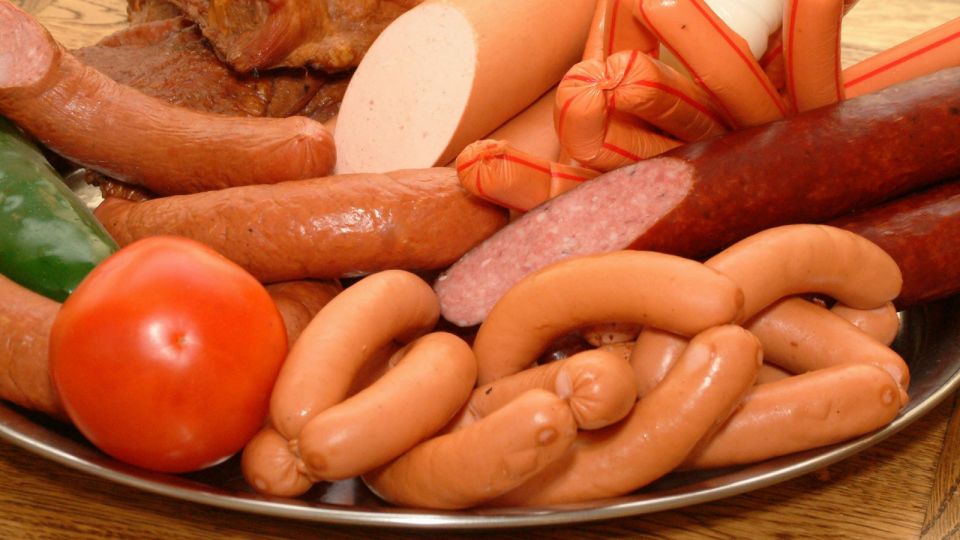 Только эти сосиски разрешено есть сырыми: врач объяснила причину