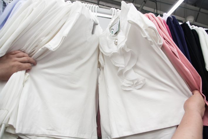 Как удалить пятна с одежды за секунды: лайфхак с кипятком, который запрещают показывать