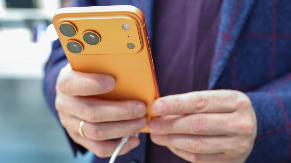 Необычный способ очистки iPhone 17 Pro: соль против царапин