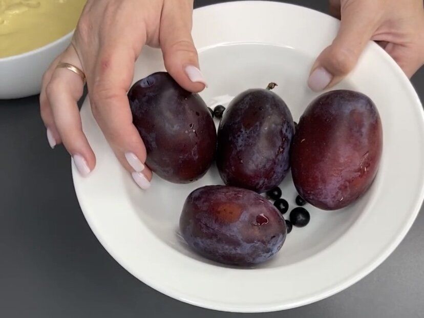 Невероятный пирог с сливами: самый быстрый и вкусный десерт лета