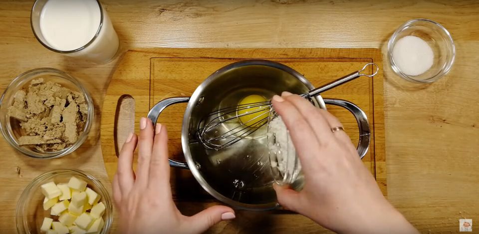 Легкий торт с халвой: идеальный десерт за 30 минут