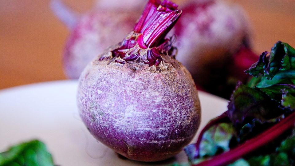 Нож не понадобится: вот как почистить свеклу, не запачкав руки