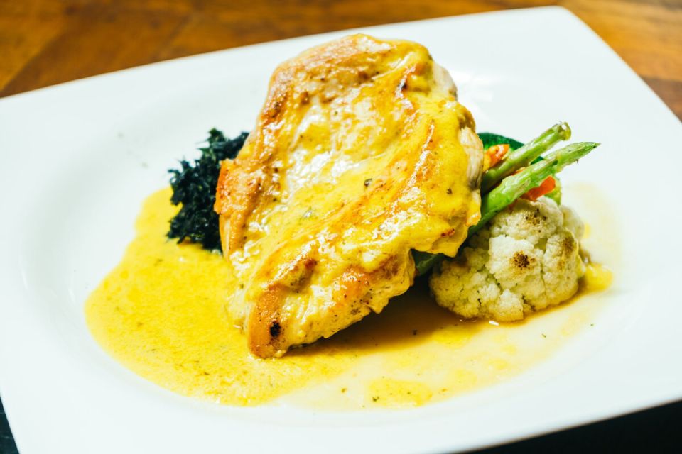 Нежное рыбное филе с соусом голландез: кулинарное искусство на вашей тарелке