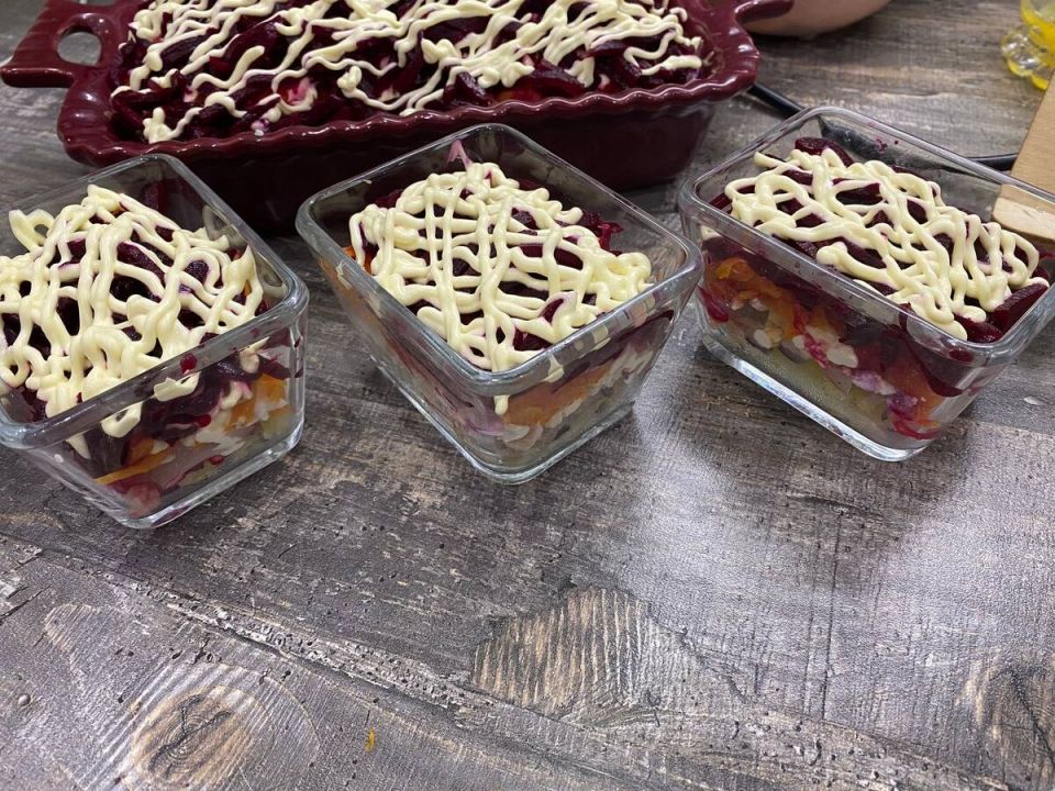 Необычная селедка под шубой: новый взгляд на классический салат для праздничного стола