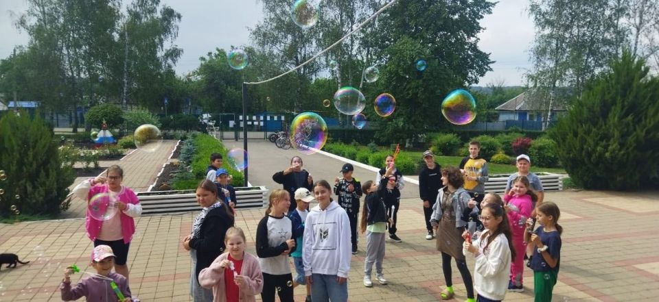Летом дети должны отдыхать и набираться сил для будущего учебного года! И школьные лагеря в этом самые лучшие помощники