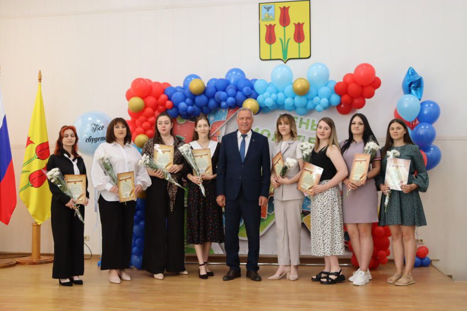 Сергей Бикетов: В канун Дня российской молодёжи районную Доску Почёта «Молодёжный Олимп» украсили 29 новых портретов молодых волоконовцев и 2-х молодёжных коллективов