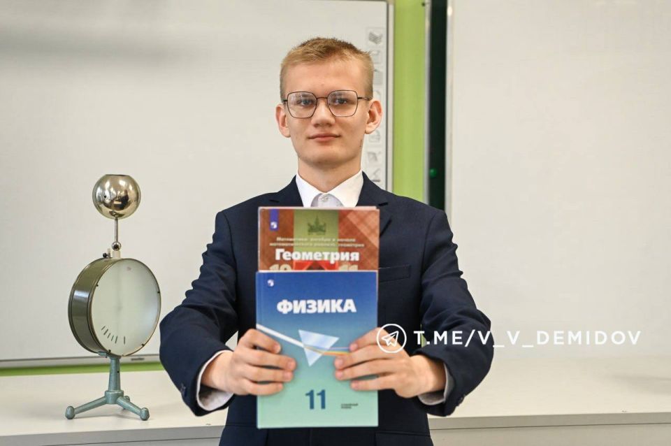 Валентин Демидов: Друзья, 28 наших талантливых школьников в этом году достигли вершины ЕГЭ – набрали максимум, 100 баллов!