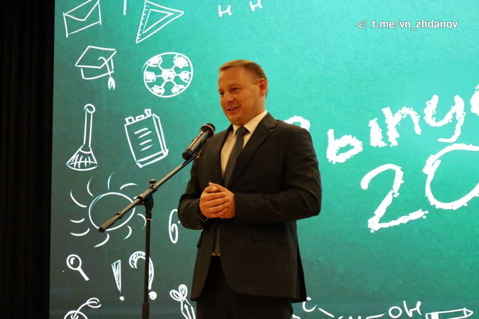 Владимир Жданов: Дорогие выпускники!. Сегодня особенный день, когда вы переступаете порог школы и открываете новую страницу своей жизни