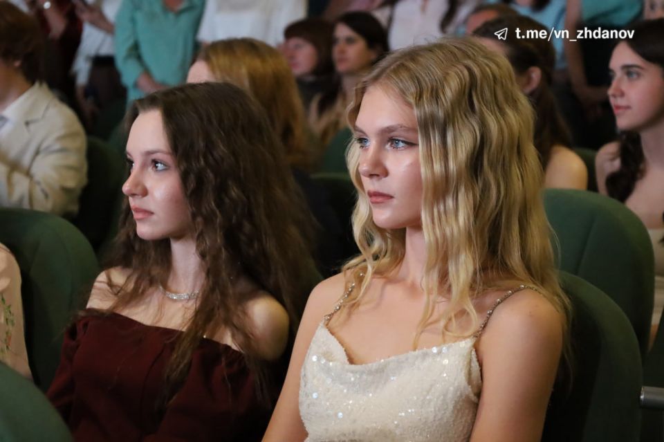 Владимир Жданов: Дорогие выпускники!. Сегодня особенный день, когда вы переступаете порог школы и открываете новую страницу своей жизни