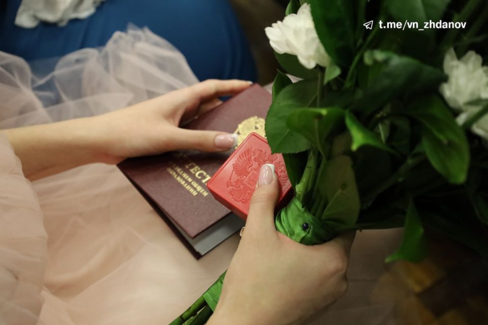 Владимир Жданов: Дорогие выпускники!. Сегодня особенный день, когда вы переступаете порог школы и открываете новую страницу своей жизни