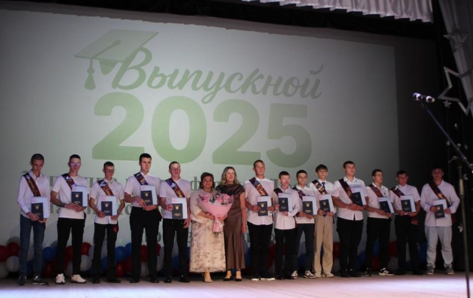 Выпускникам Вейделевского агротехнологического техникума вручили дипломы о среднем профессиональном образовании! 80 молодых профессионалов: поваров и строителей, слесарей и автомехаников, каменщиков и трактористов...