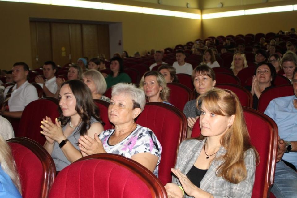 Выпускникам Вейделевского агротехнологического техникума вручили дипломы о среднем профессиональном образовании! 80 молодых профессионалов: поваров и строителей, слесарей и автомехаников, каменщиков и трактористов...