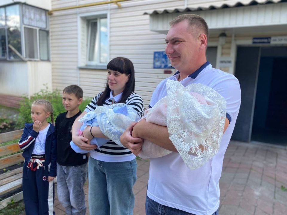 Игорь Щепин: Сегодня с особым трепетом и радостью я встретился с замечательной семьёй Исаковых — Дмитрием и Татьяной, чтобы поздравить их с появлением на свет «королевской» двойни: сына Павла и дочери Марии!