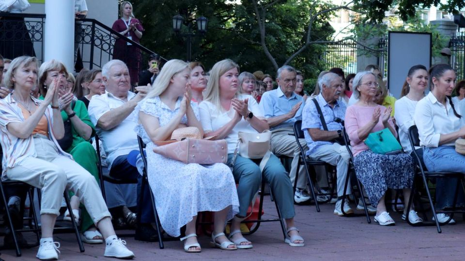 Во дворе Белгородского литературного музея состоялась литературно-музыкальная программа «Два Ч: Чехов и Чайковский»