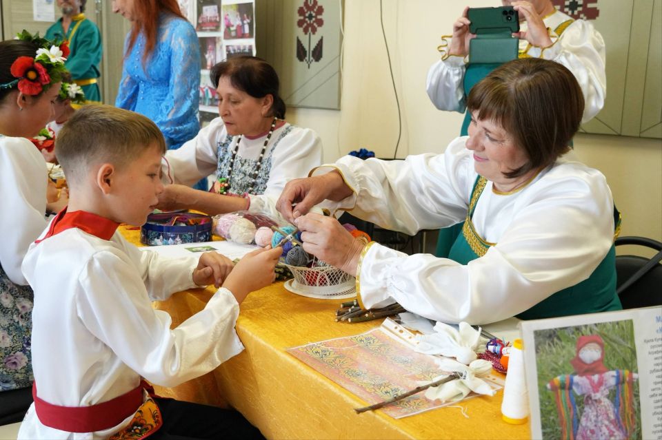 В Макешкинском сельском Доме культуры состоялся межрайонный фольклорный фестиваль «Славянская радуга. Лето»