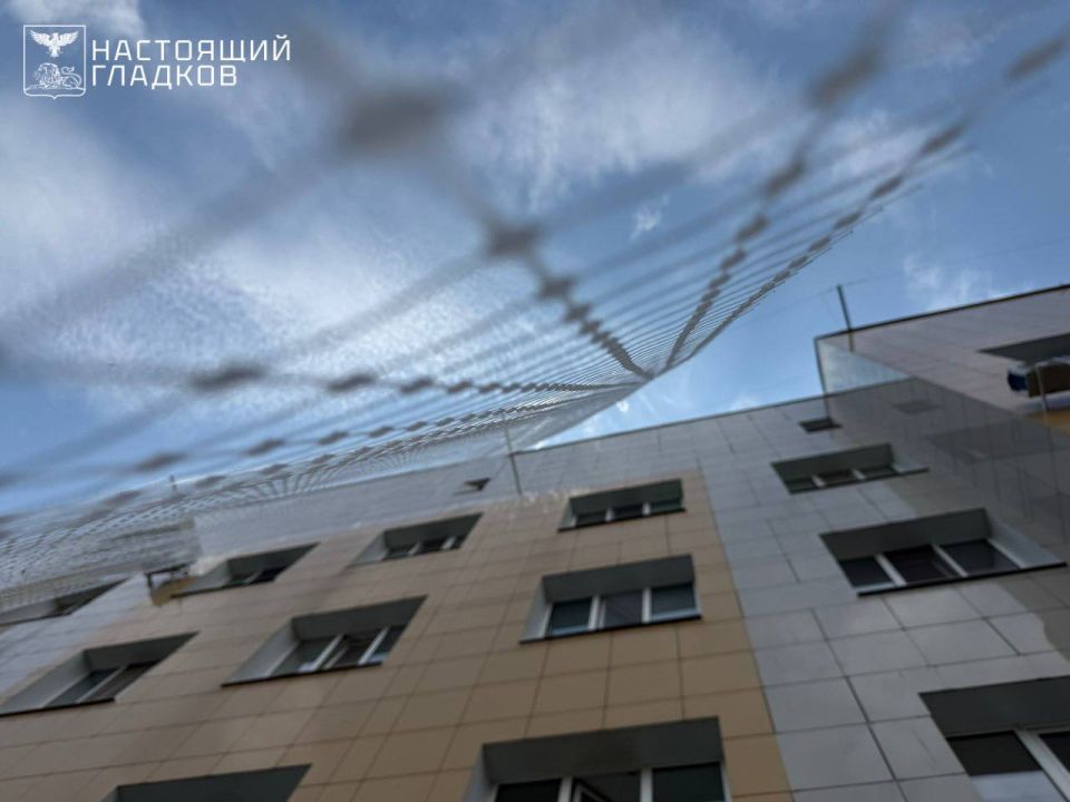 Вячеслав Гладков: Вернулся из Шебекино.. Заехал в Центральную районную больницу, которую мы закрываем антидроновой сеткой. Сделано 1300 квадратных метров. До конца следующей недели планируем завершить хирургический корпус и...