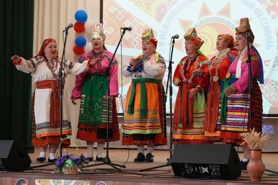 В Макешкинском сельском Доме культуры состоялся межрайонный фольклорный фестиваль «Славянская радуга. Лето»