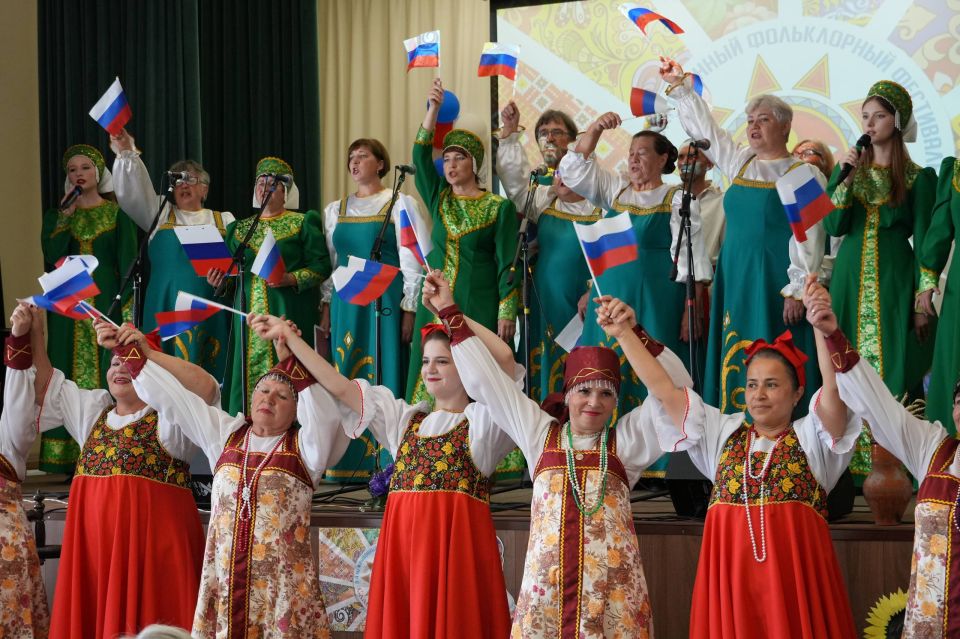 В Макешкинском сельском Доме культуры состоялся межрайонный фольклорный фестиваль «Славянская радуга. Лето»