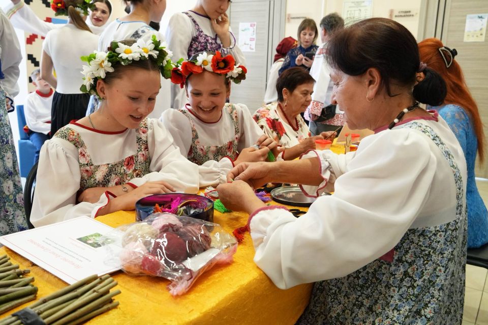 В Макешкинском сельском Доме культуры состоялся межрайонный фольклорный фестиваль «Славянская радуга. Лето»