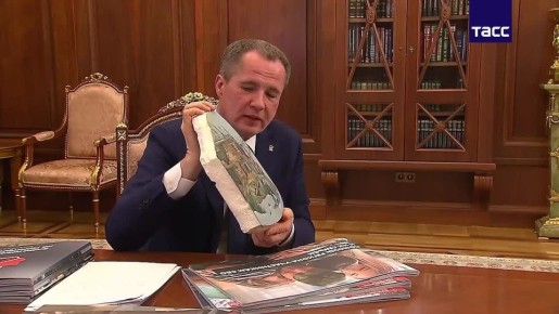Гладков передал Путину картину белгородской художницы, выполненную на обломке крышки ракеты ПВО