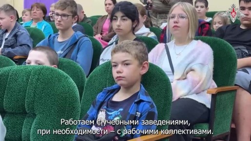 Минобороны России: Военные инженеры Международного противоминного центра провели открытый урок в детском лагере в Белгородской области