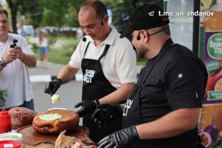 Владимир Жданов: Сегодня, в День металлурга, принял участие в увлекательном мастер-классе по приготовлению бургеров