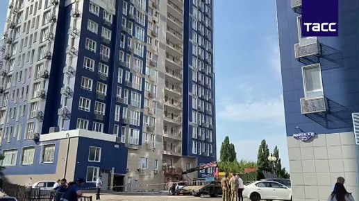 Порядка 10 квартир и 24 машины повреждены после атаки дрона ВСУ на многоэтажку в Белгороде, сообщил Гладков