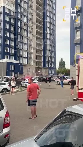 Украинский беспилотник врезался в верхние этажи жилой многоэтажки в Белгороде