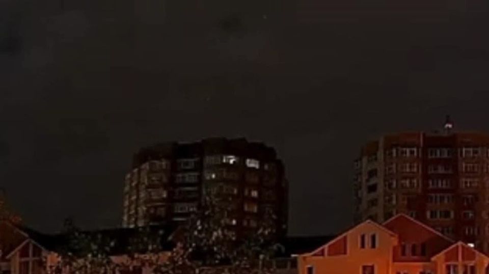 Момент вчерашнего срабатывания зенитной ракеты, предположительно, ЗРПК "Панцирь-С1", у верхних этажей многоэтажки в Старом Осколе Белгородской области