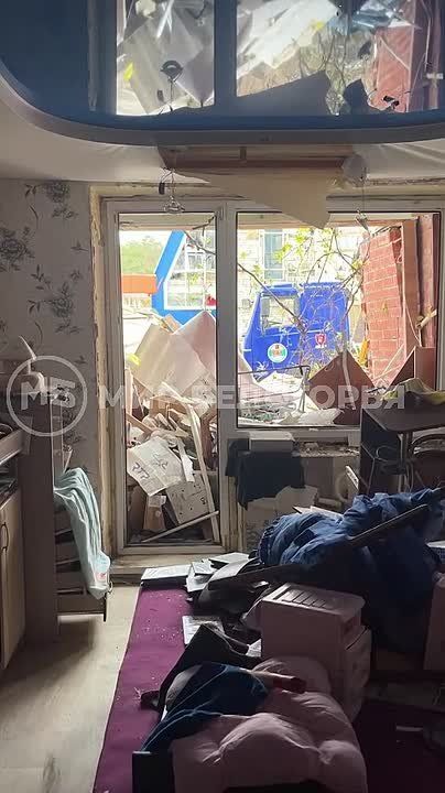 «Волной с кровати сбросило на пол»