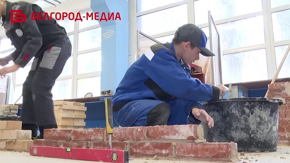 В Белгороде победитель регионального этапа Всероссийского конкурса «Мастер года» провёл мастер-класс по кирпичной кладке
