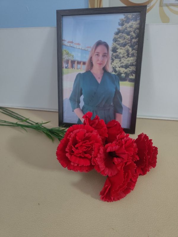Учительница школы в поселке Маслова Пристань Белгородской области Евгения Кравченко, погибшая при обстреле ВСУ, была добрым наставником детям, близким другом и чуткой коллегой, рассказали в школе