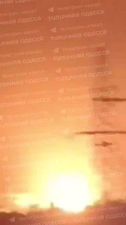 Наши "Герани" поразили терминал порта в Ильичёвске Одесской области, устроив грандиозный пожарище! Предварительно известно об уничтожении прибывшего военного груза - сразу после разгрузки контейнеров