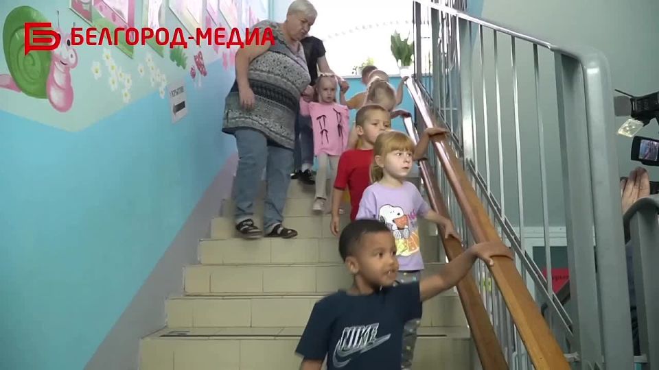 Отработать до автоматизма: в начальной школе-детском саду №44 провели учения на случай воздушной опасности