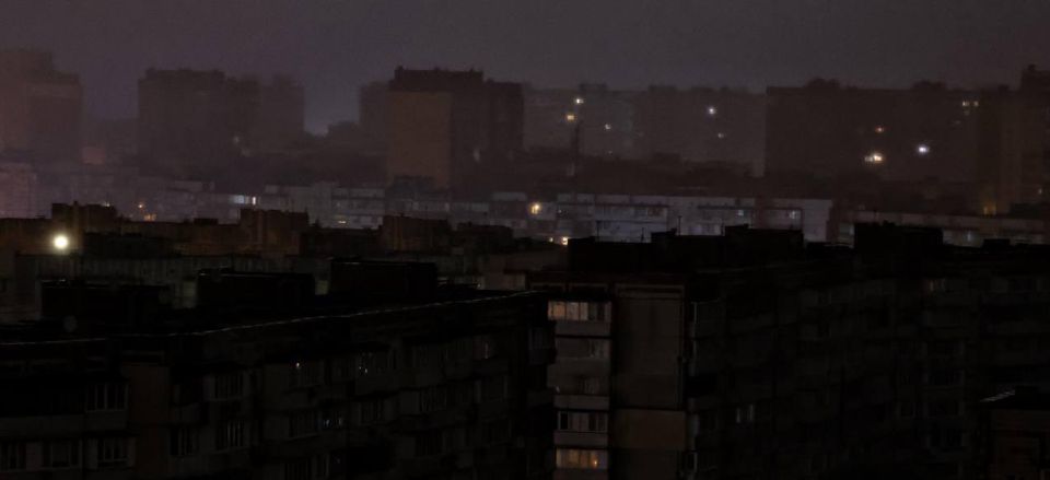 Между тем, сегодня ночью после серии ударов "гераней" в Киеве наступил частичный блэкаут