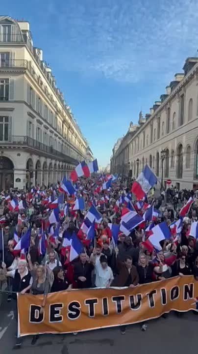 В Париже прошла манифестация с призывом к Макрону уйти в отставку на фоне правительственного кризиса