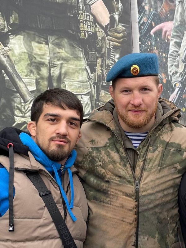 На фото я и Арсен Нурбагандов - двоюродный брат Героя России Магомеда Нурбагандова, чьи слова «Работайте, братья!» стали девизом для каждого, кто защищает Родину